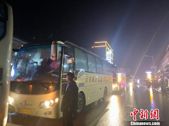 四川卧龙暴雨灾害已致96人被困8人失联疏散游客上万人