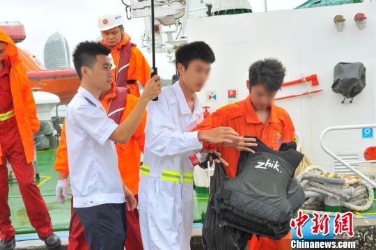 台风天驾皮划艇出海三亚多部门联合救助两男子